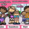 Cinco niños de dibujos animados están juntos, sosteniendo regalos como flores, bombones y un corazón de "Mamá". El fondo muestra decoración festiva y una pancarta en la que se lee "Mamá". El texto destaca las manualidades y los juegos de un taller de 90 dólares.