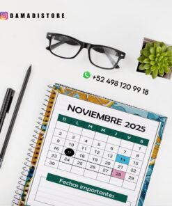 Un cuaderno de espiral abierto en una página del calendario de noviembre de 2025, con un bolígrafo, un lápiz, unas gafas negras y una pequeña suculenta en maceta cerca. Aparecen el usuario de Instagram 
