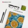 Agenda docente nivel secundaria ciclo 2025-2026 19 Diseño plano de un cuaderno con un vibrante diseño cítrico naranja y azul, gafas negras, un bolígrafo, un lápiz, una pequeña maceta de suculentas y la información de contacto de DAMADISTORE y su cuenta de Instagram sobre fondo blanco.