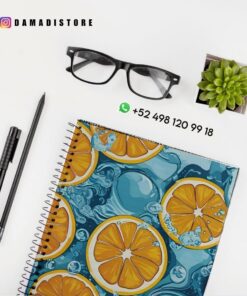 Diseño plano de un cuaderno con un vibrante diseño cítrico naranja y azul, gafas negras, un bolígrafo, un lápiz, una pequeña maceta de suculentas y la información de contacto de DAMADISTORE y su cuenta de Instagram sobre fondo blanco.